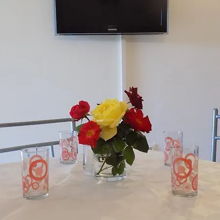 25 Apartment *
